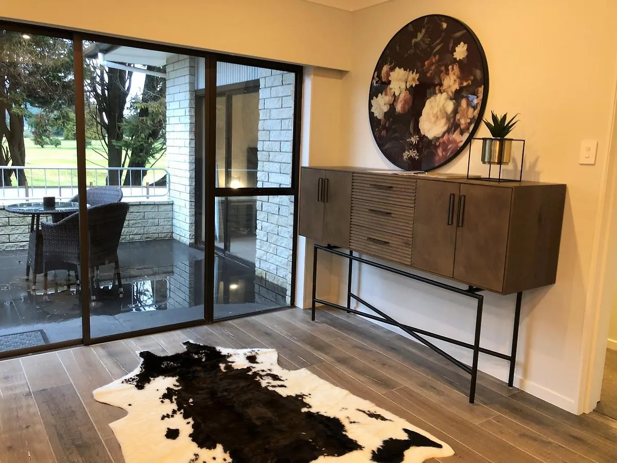 Luxury K-Lodge With Golf Course View-ロトルア 別荘 ロトルア